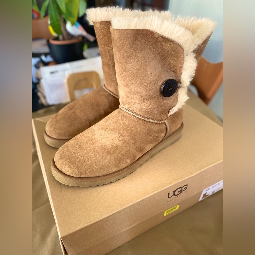 UGG Bailey Button 5803